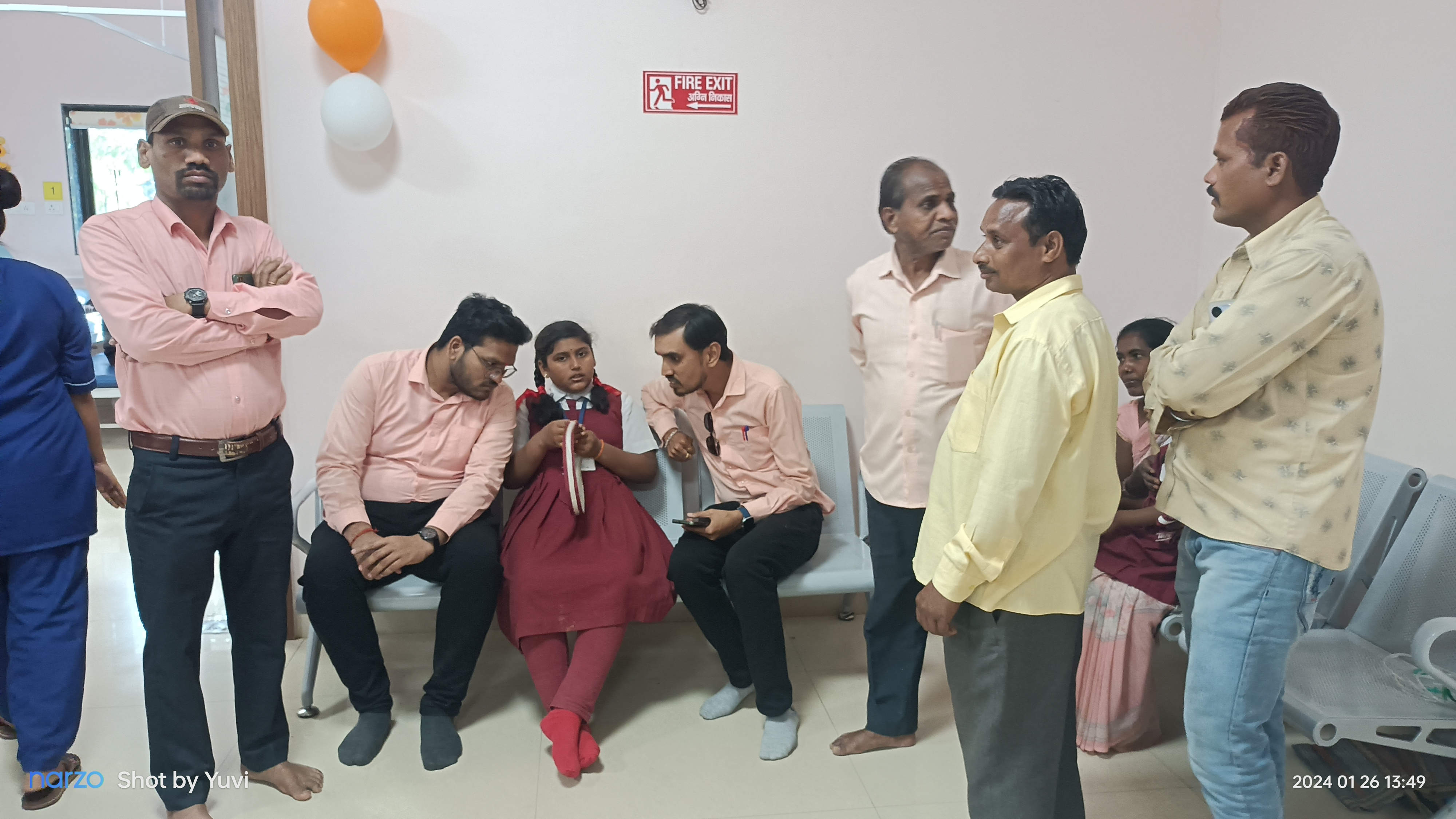 स्कूली बच्चों से भरी वैन पलटी स्कूली बच्चों से भरी वैन पलटी