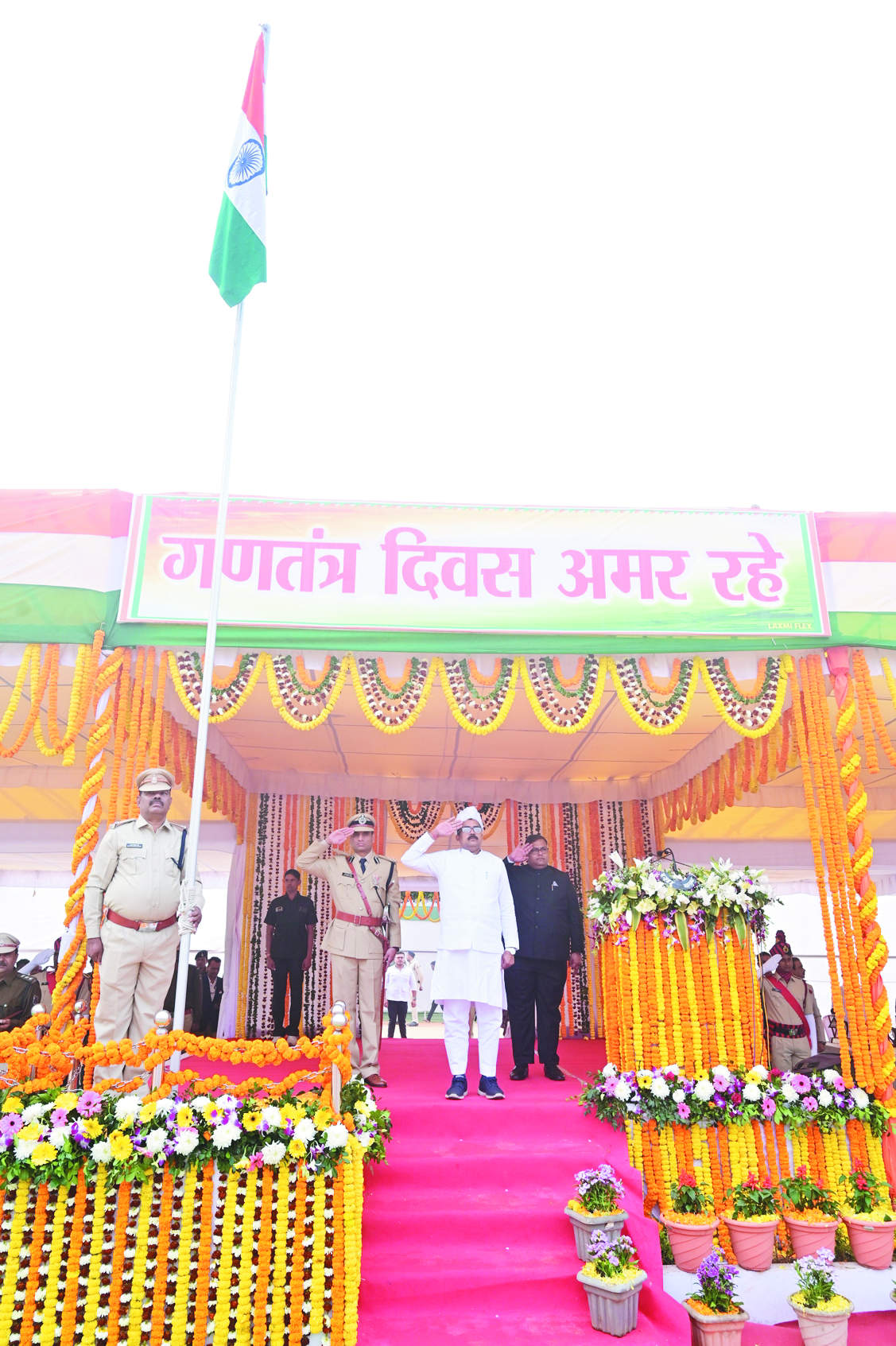 सांसद ने ध्वजारोहण कर ली परेड की सलामी