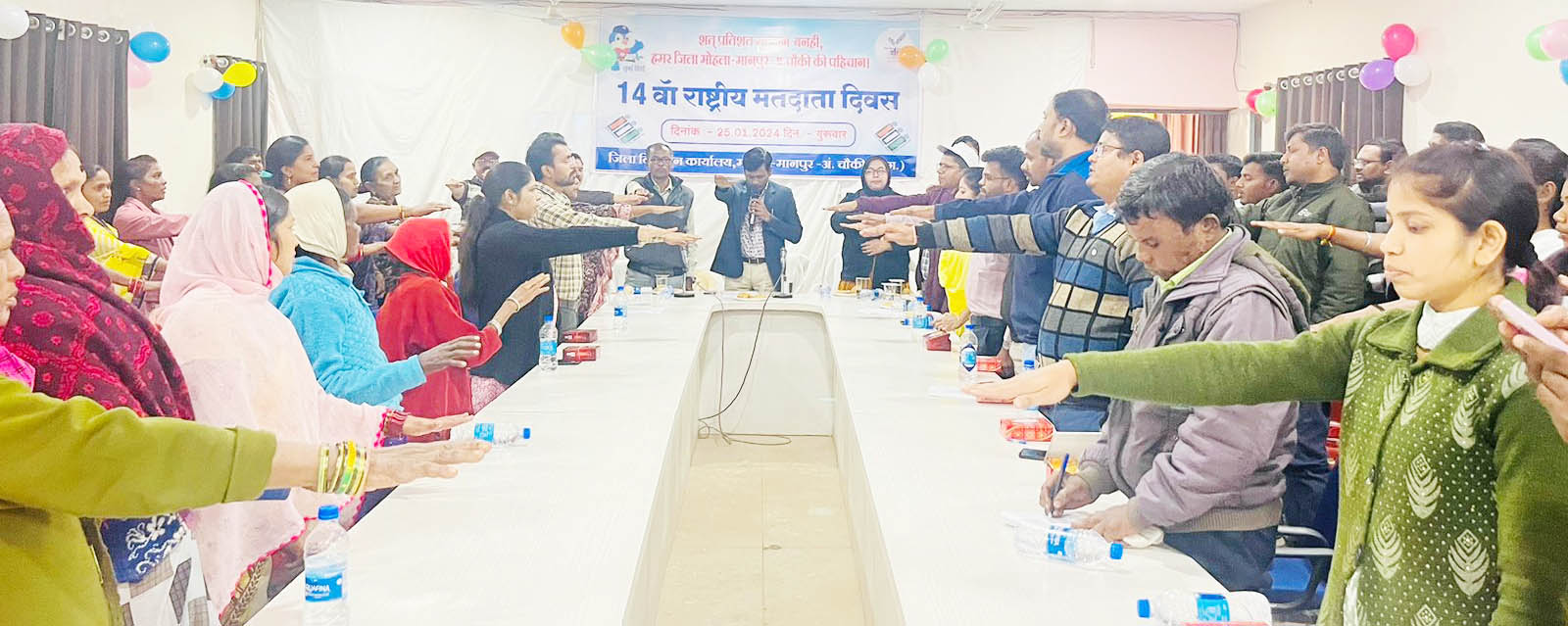 शत-प्रतिशत मतदान करने कलेक्टर ने दिलाई शपथ शत-प्रतिशत मतदान करने कलेक्टर ने दिलाई शपथ