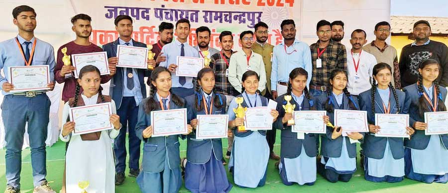 सामान्य ज्ञान स्पर्धा, आत्मानंद स्कूल की छात्रा समीक्षा प्रथम