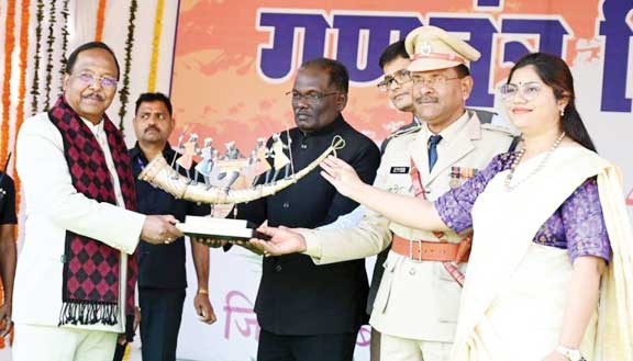 कृषि मंत्री ने ध्वजारोहण कर ली परेड की सलामी