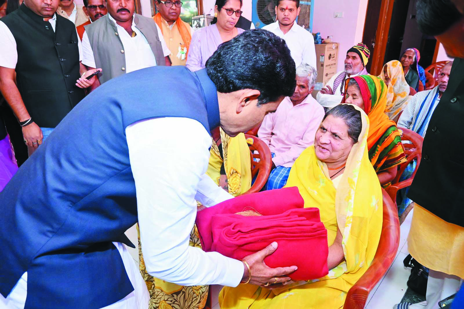 राजस्व मंत्री ने बुजुर्गों  का किया सम्मान