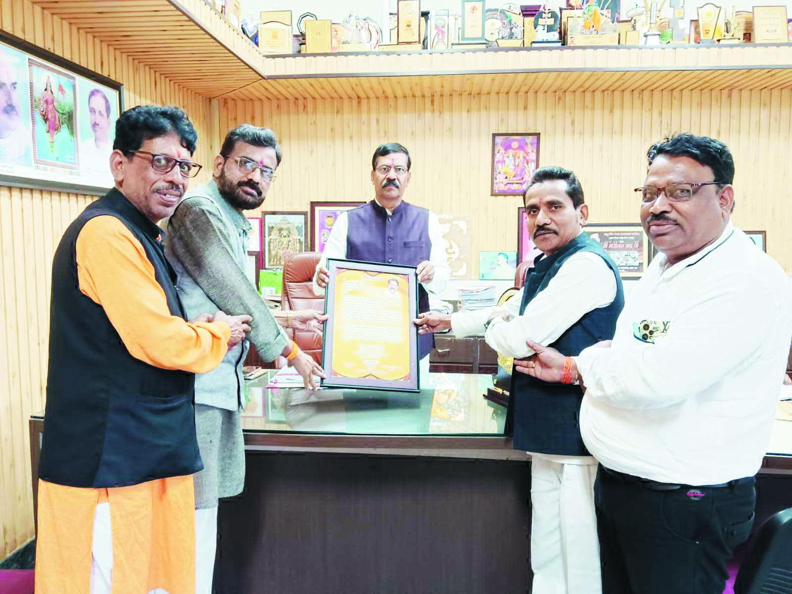 विधायक मोतीलाल साहू का सम्मान विधायक मोतीलाल साहू का सम्मान