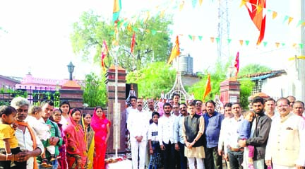 कुरूद-भखारा में ध्वजारोहण