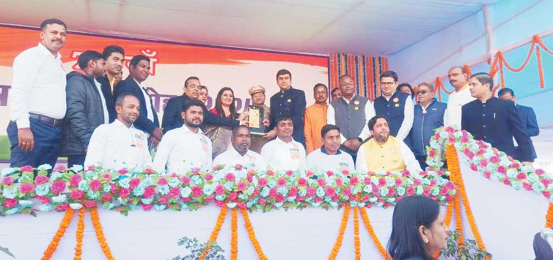 आदर्श ग्राम की झांकी को मिला प्रथम पुरस्कार आदर्श ग्राम की झांकी को मिला प्रथम पुरस्कार