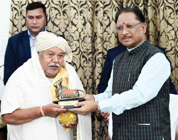 अमेरिका से भी इलाज के लिए हेमराज मांझी के पास आते हैं मरीज अमेरिका से भी इलाज के लिए हेमराज मांझी के पास आते हैं मरीज