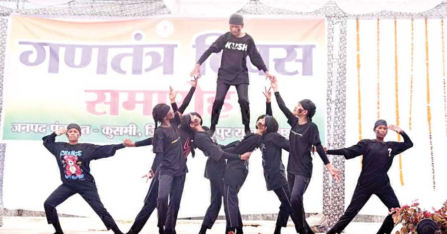 ध्वजारोहण कर तिरंगे को दी सलामी, रंगारंग प्रस्तुति