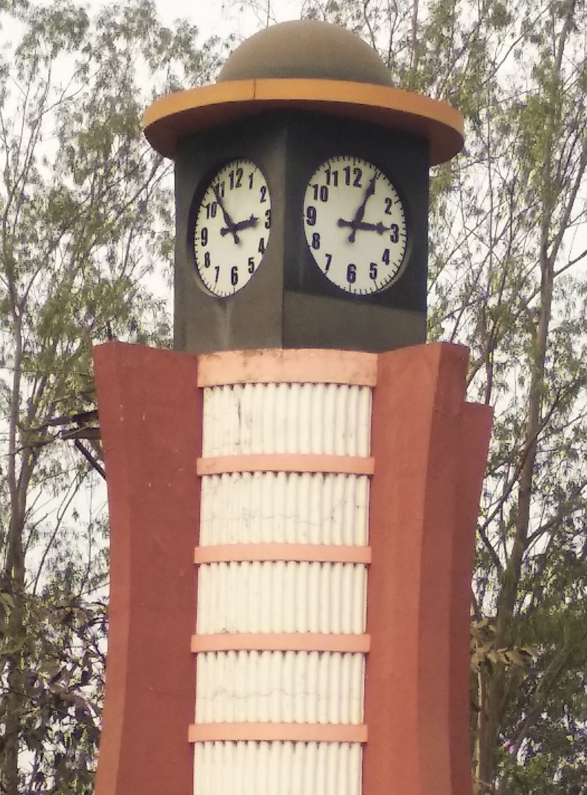 चारों दिशाओं में नगर घड़ी बता रही अलग-अलग टाइम