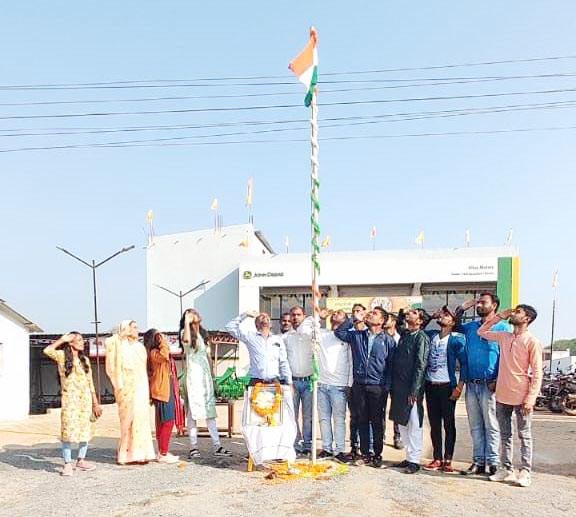 श्याम अग्रवाल ने किया ध्वजारोहण