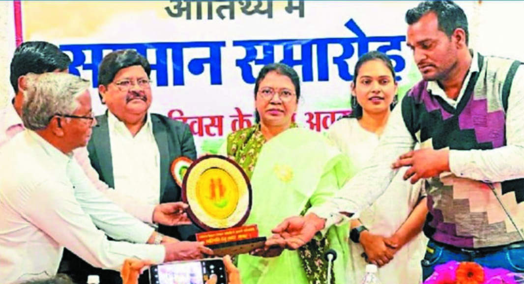 उत्कृष्ट अधिकारी-कर्मचारियों का सम्मान