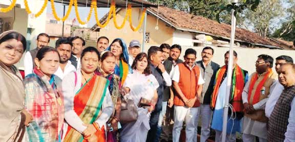 भाजपा नेता ने किया ध्वजारोहण