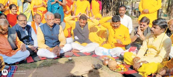 पूर्व सांसद ने 108 कुंडीय गायत्री महायज्ञ का किया भूमिपूजन पूर्व सांसद ने 108 कुंडीय गायत्री महायज्ञ का किया भूमिपूजन