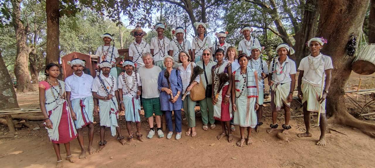 फ्रांस से पहली बार दंपत्ति पहुँचे बस्तर,  खाई चींटी की चटनी