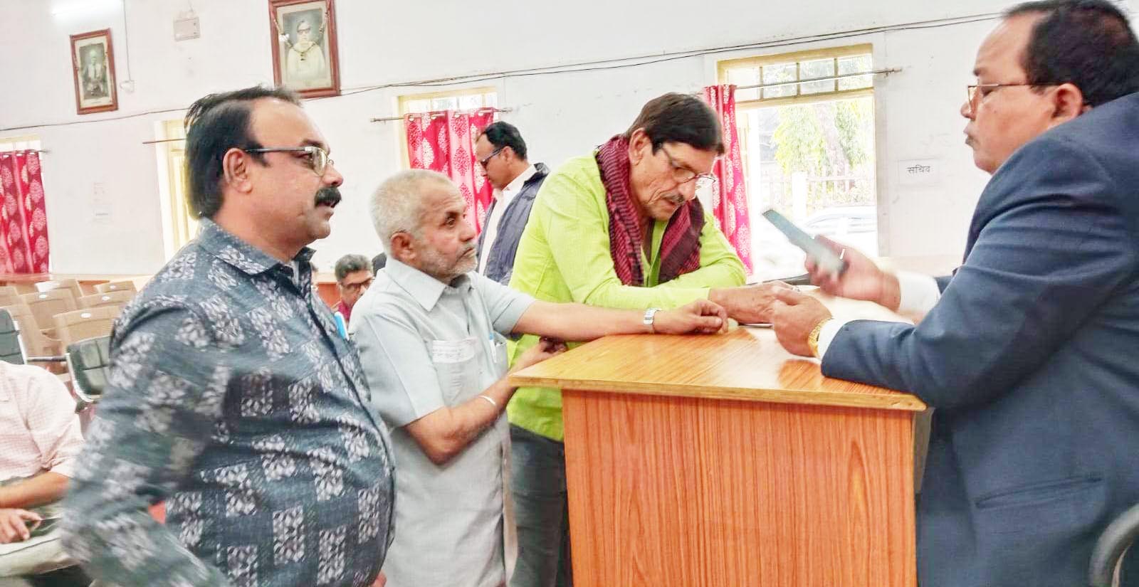 जनदर्शन में निगम अफसरों ने सुनी समस्याएं जनदर्शन में निगम अफसरों ने सुनी समस्याएं