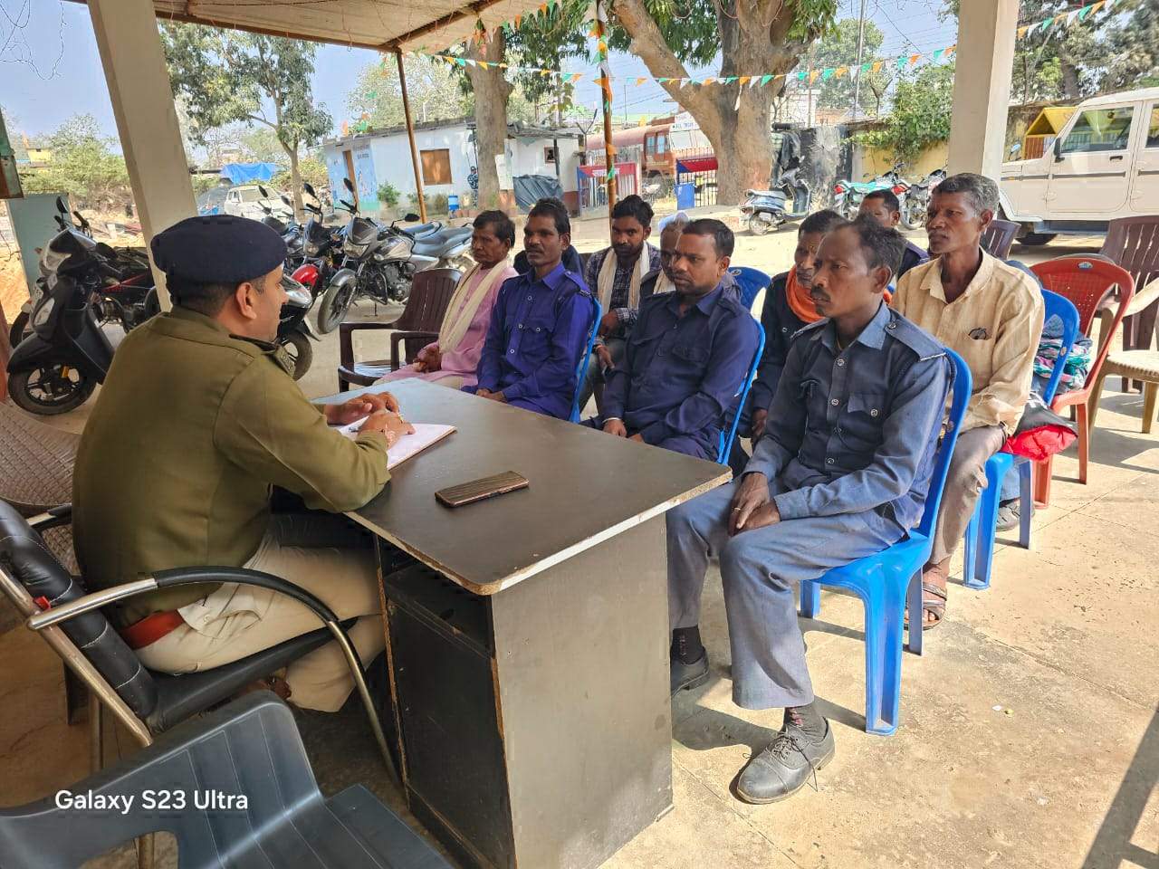केशकाल थाना परिसर में ग्राम कोटवारों की बैठक केशकाल थाना परिसर में ग्राम कोटवारों की बैठक