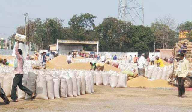 31 तक पूरा धान खरीदने खुले मैदान में की जा रही खरीदी