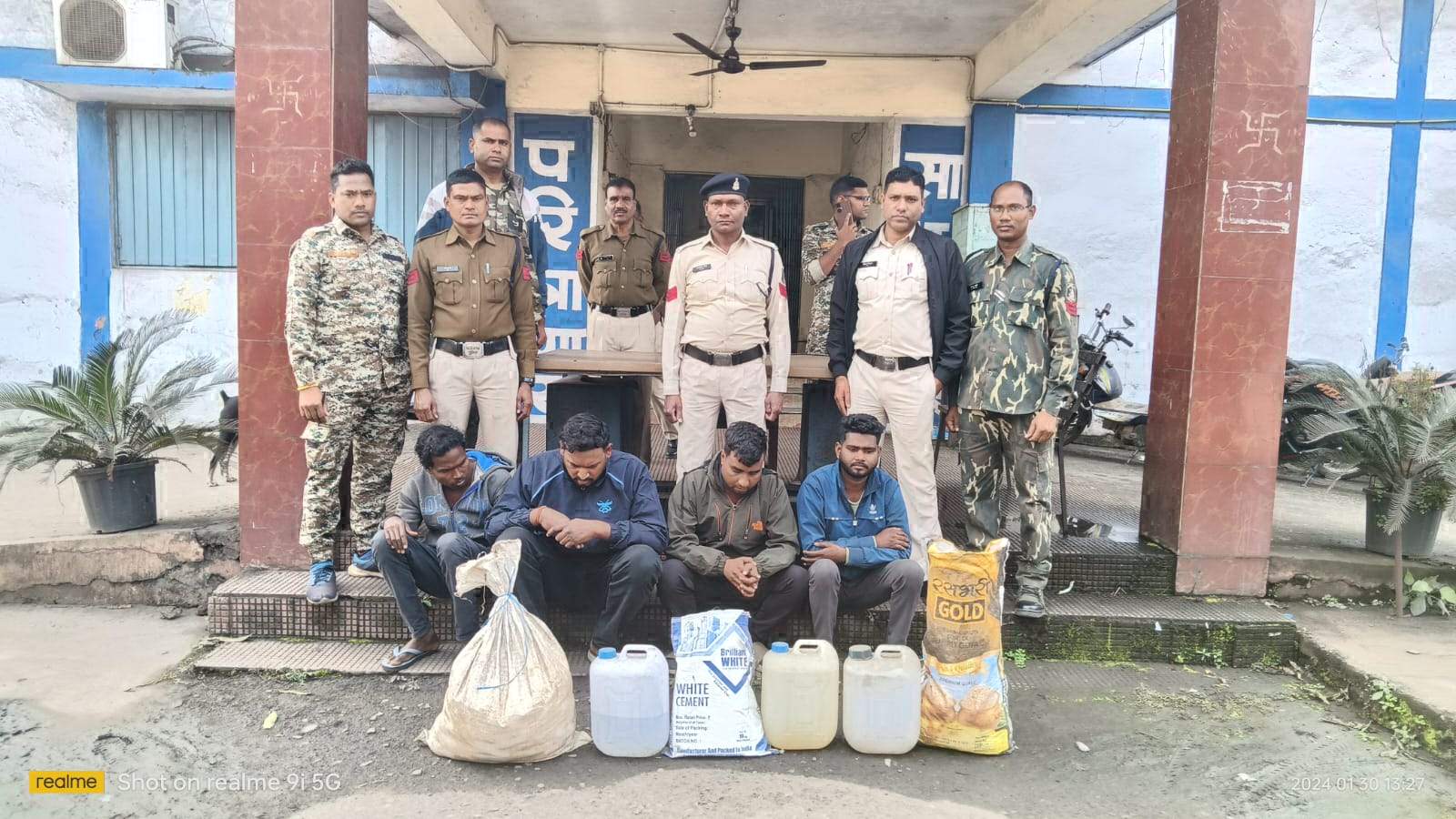 4 आरोपियों से महुआ शराब जब्त 4 आरोपियों से महुआ शराब जब्त