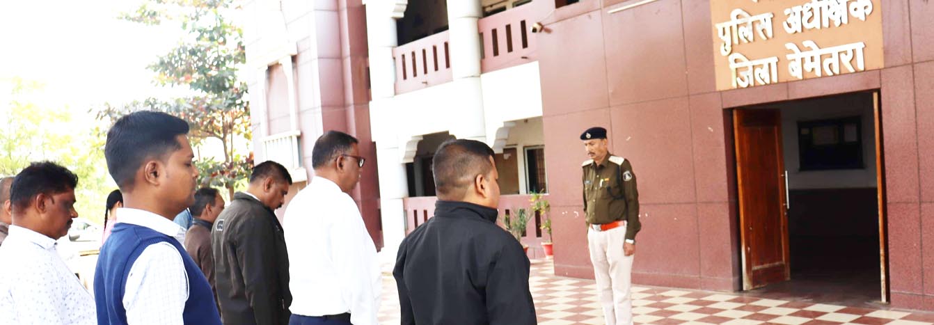 शहीद दिवस पर कलेक्टोरेट व एसपी कार्यालय में दो मिनट का मौन