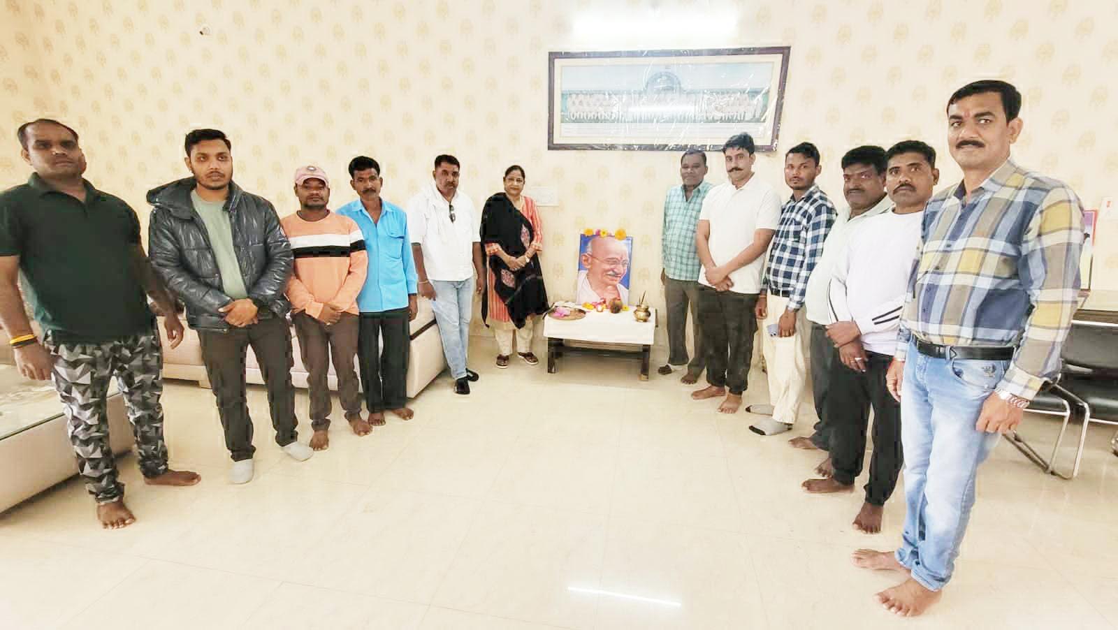 बापू को दी  श्रद्धांजलि