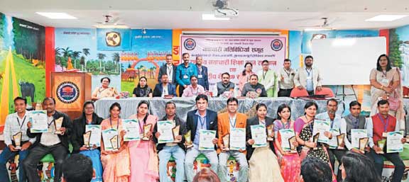 रायगढ़ के 8 शिक्षक-शिक्षिका सम्मानित रायगढ़ के 8 शिक्षक-शिक्षिका सम्मानित