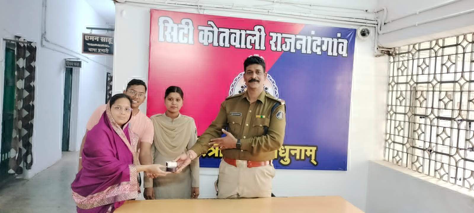 स्कूली छात्रों को रास्ते में मिला जेवरात, पुलिस को किया सुपुर्द स्कूली छात्रों को रास्ते में मिला जेवरात, पुलिस को किया सुपुर्द