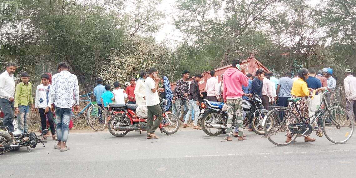 मवेशी को बचाने के चक्कर  में बाइक चालक जख्मी