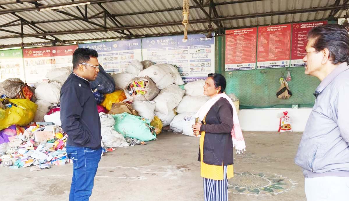 वेस्ट एक साथ रखने पर 5 हजार का जुर्माना वेस्ट एक साथ रखने पर 5 हजार का जुर्माना
