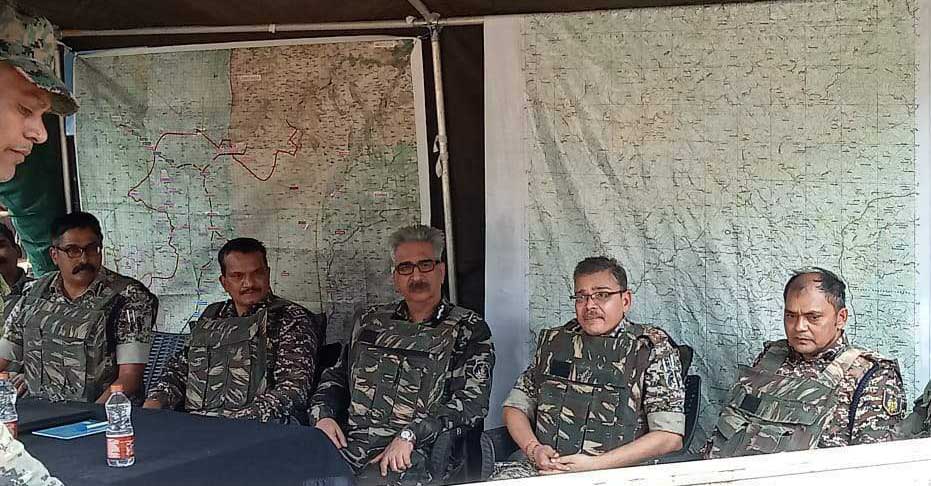 डीजीपी पहुँचे कैम्प, जवानों से चर्चा, बनाई रणनीति