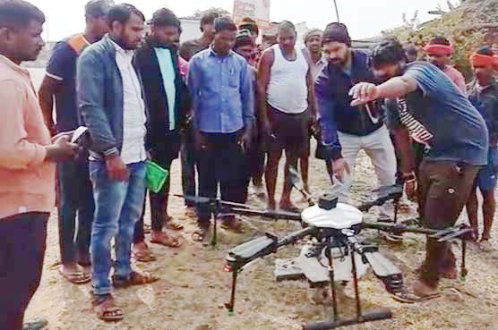 ड्रोन से दवा छिडक़ाव, किसानों को किया जागरूक