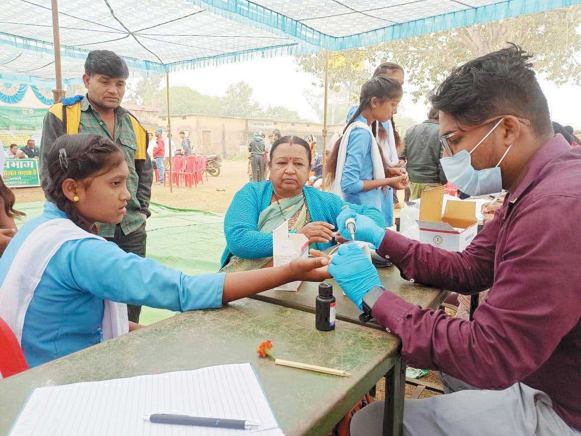 सिकल सेल की पहचान के लिए की जा रही जांच