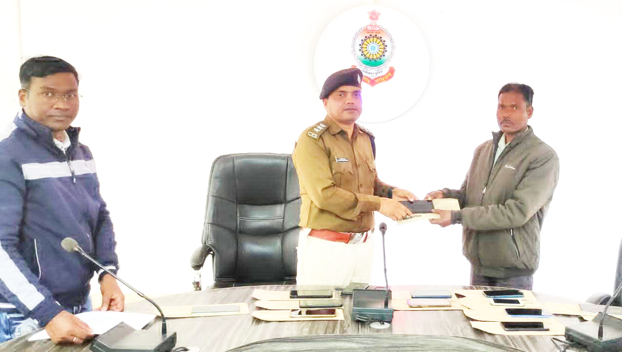 गुम 67 मोबाइल पुलिस ने मालिक को दिए