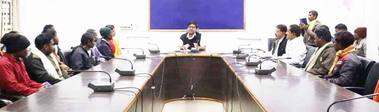 कलेक्टर ने पहाड़ी कोरवा समुदाय की सुनी समस्याएं कलेक्टर ने पहाड़ी कोरवा समुदाय की सुनी समस्याएं