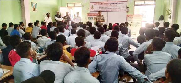 छात्रों को पढ़ाया यातायात का पाठ