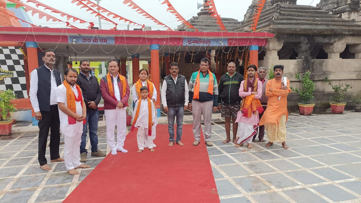 कर्णेश्वर महादेव की पूजा-अर्चना