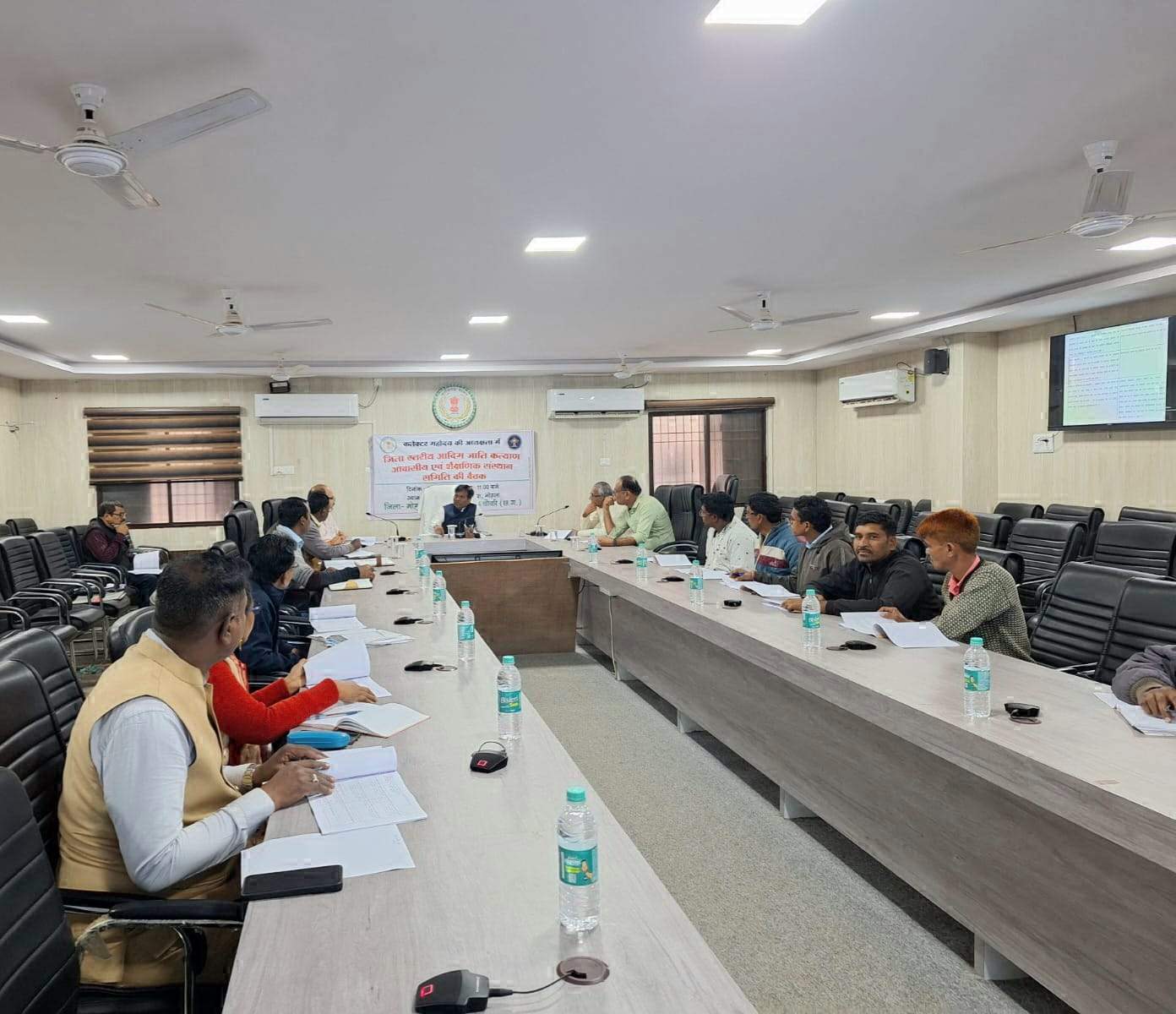 कलेक्टर ने पालक संघ और अफसरों की ली बैठक