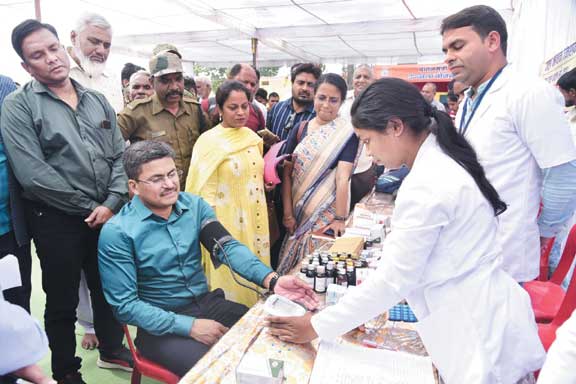 आदर्श आंगनबाड़ी केन्द्र में घटिया निर्माण पर जताई नाराजगी