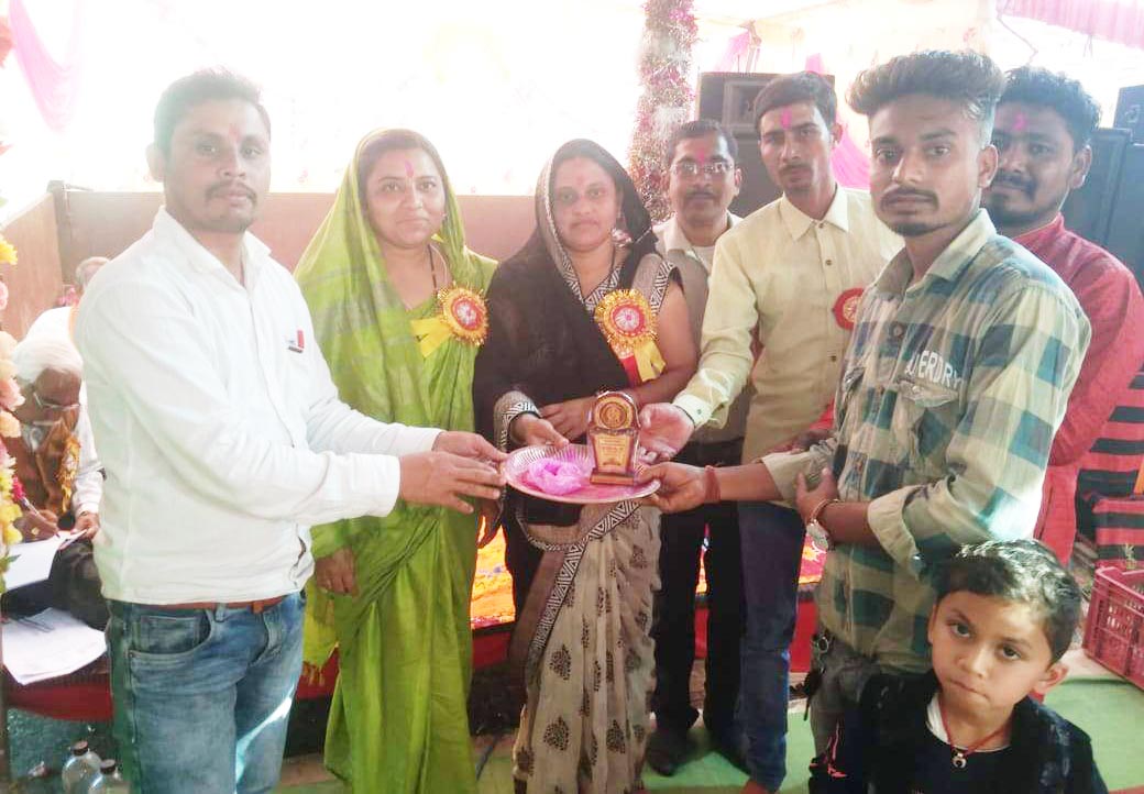 दुनिया में मां से बढक़र कोई नहीं - रोशनी दुनिया में मां से बढक़र कोई नहीं - रोशनी