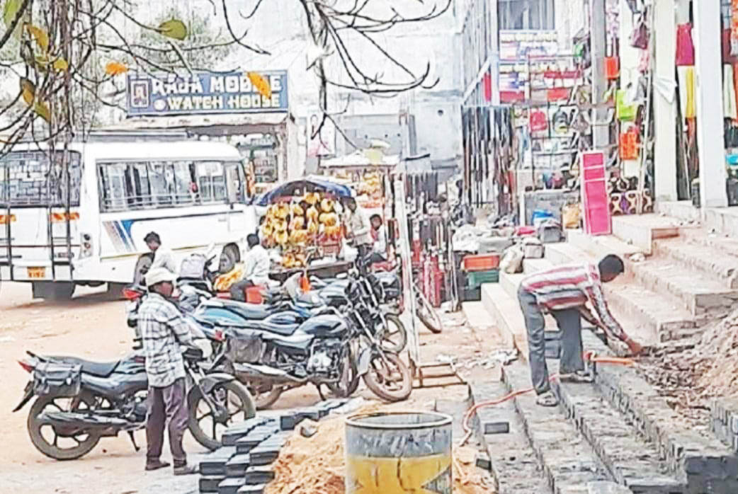 अतिक्रमण से परेशान बस संचालकों ने प्रशासन से लगाई गुहार