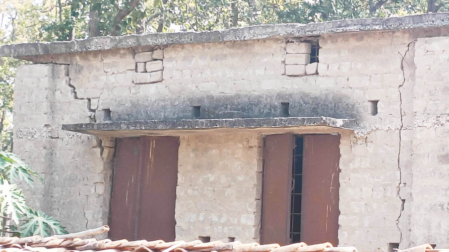 ठेकेदार ने हड़प ली पीएम आवास की राशि, एटीएम रख लिए ठेकेदार ने हड़प ली पीएम आवास की राशि, एटीएम रख लिए