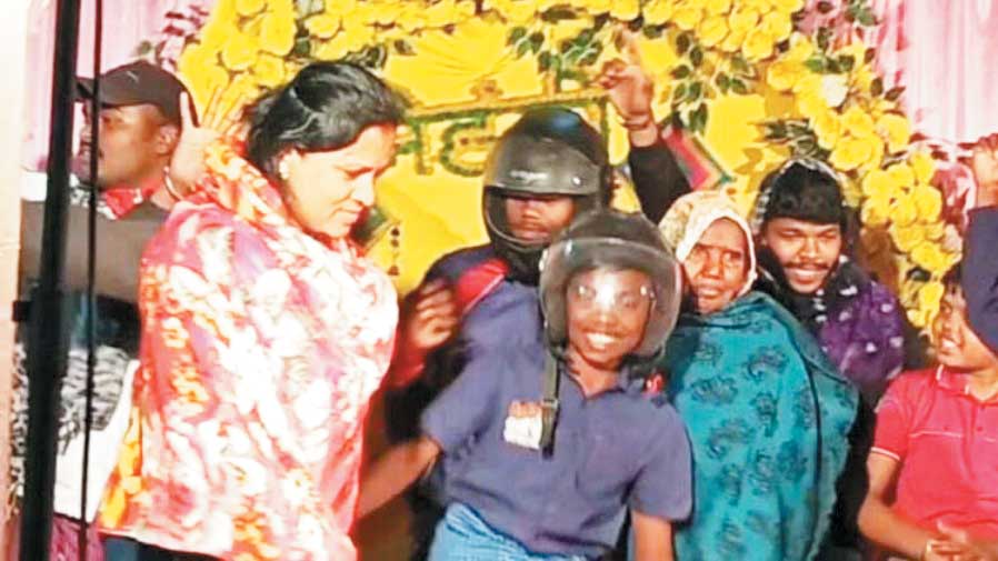 बेटी की शादी में बाइक पर आए मेहमानों को हेलमेट गिफ्ट, सबने किया डांस