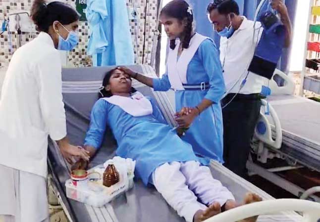 छात्रावास की छात्राओं को आई माता, अस्पताल में छात्रावास की छात्राओं को आई माता, अस्पताल में