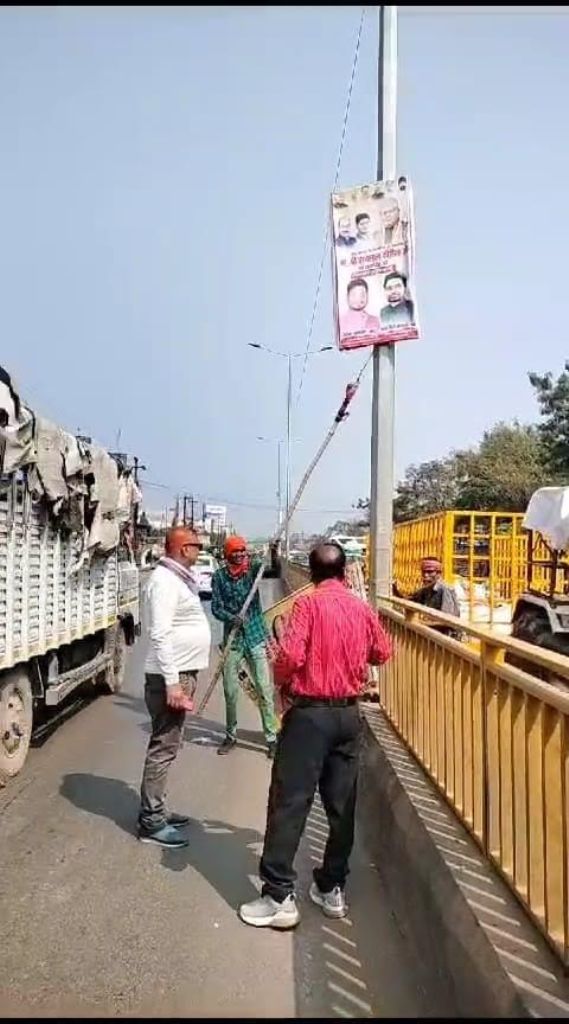 हाईकोर्ट मार्ग में अतिक्रमण पर निगम की कार्रवाई, सडक़ों से हटाए गए बैनर-पोस्टर