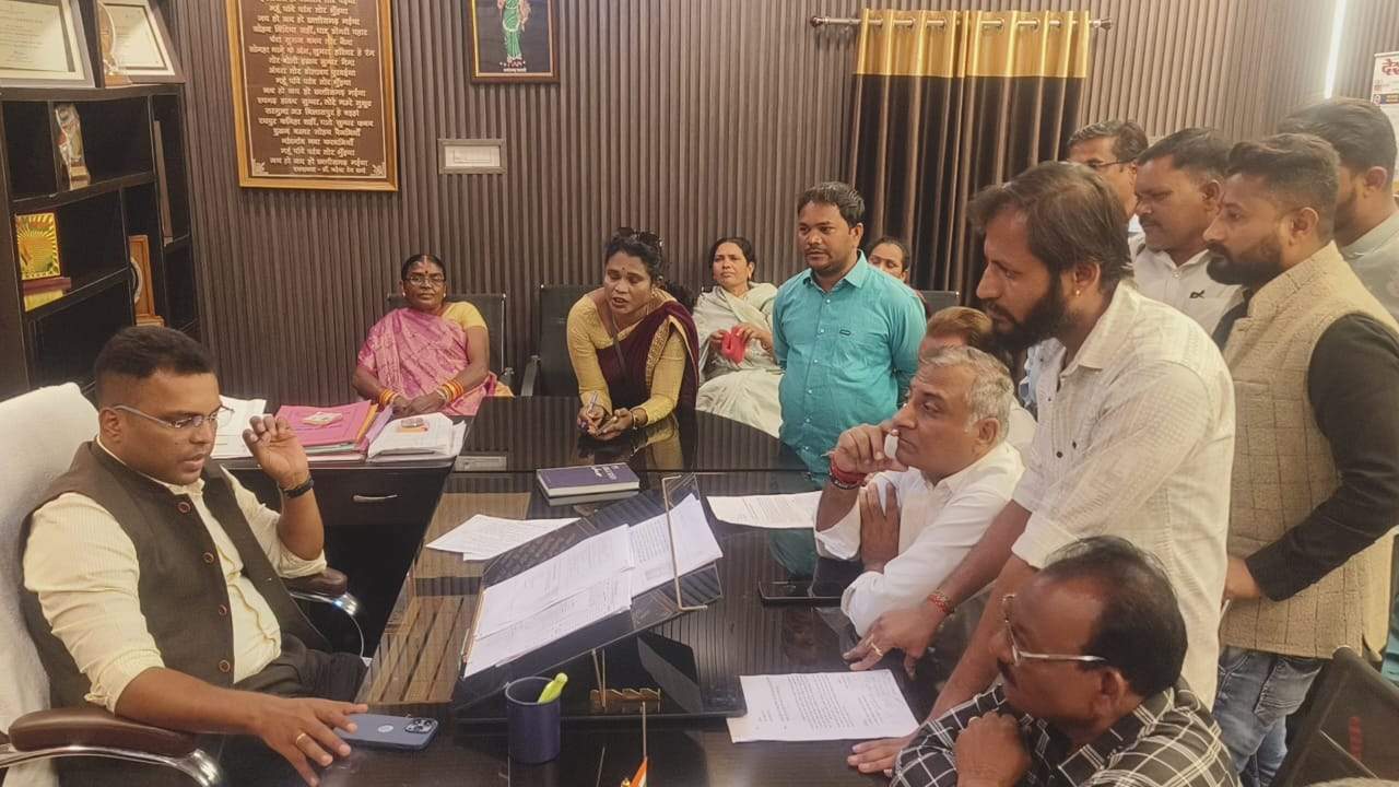 मूलभूत समस्या और ठेके में कार्यरत कर्मियों को वापस लेने की मांग मूलभूत समस्या और ठेके में कार्यरत कर्मियों को वापस लेने की मांग