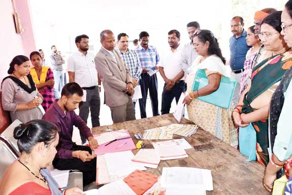 कलेक्टर ने किया महतारी वंदन योजना शिविरों का निरीक्षण