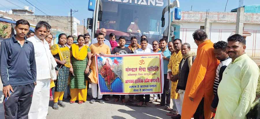 संस्कार सेवा समिति ने अयोध्या धाम यात्रियों को कराया भोजन संस्कार सेवा समिति ने अयोध्या धाम यात्रियों को कराया भोजन