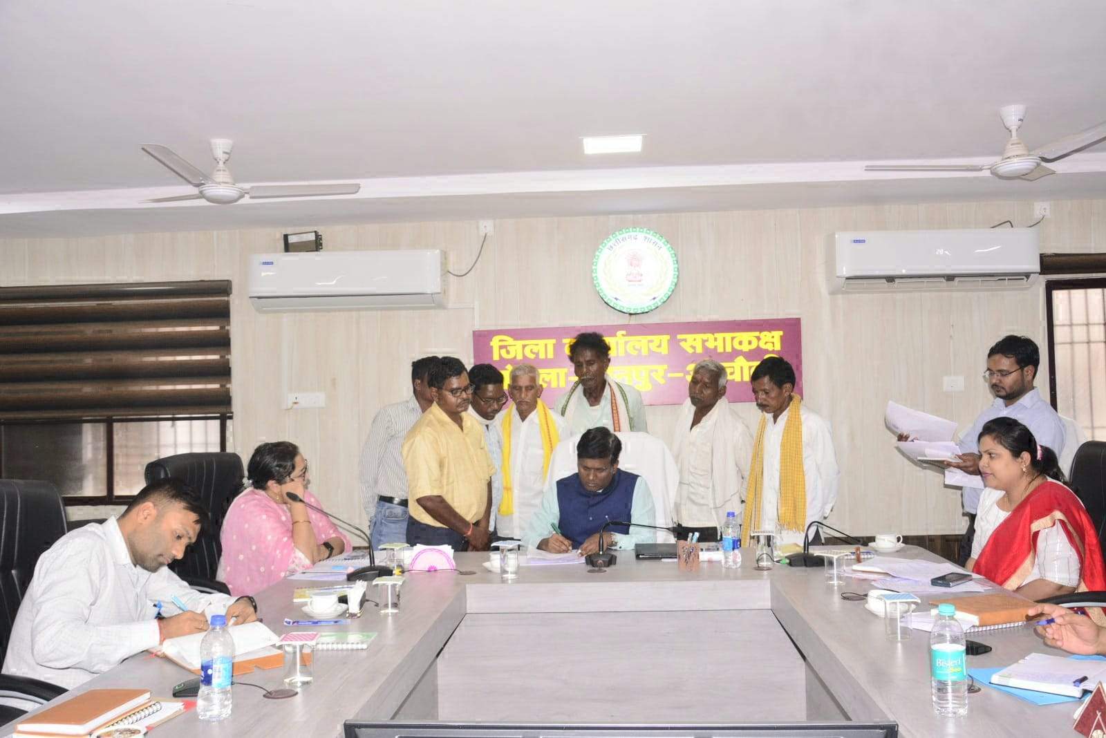 अनुकंपा नियुक्ति व तालाब निर्माण लगाई गुहार अनुकंपा नियुक्ति व तालाब निर्माण लगाई गुहार