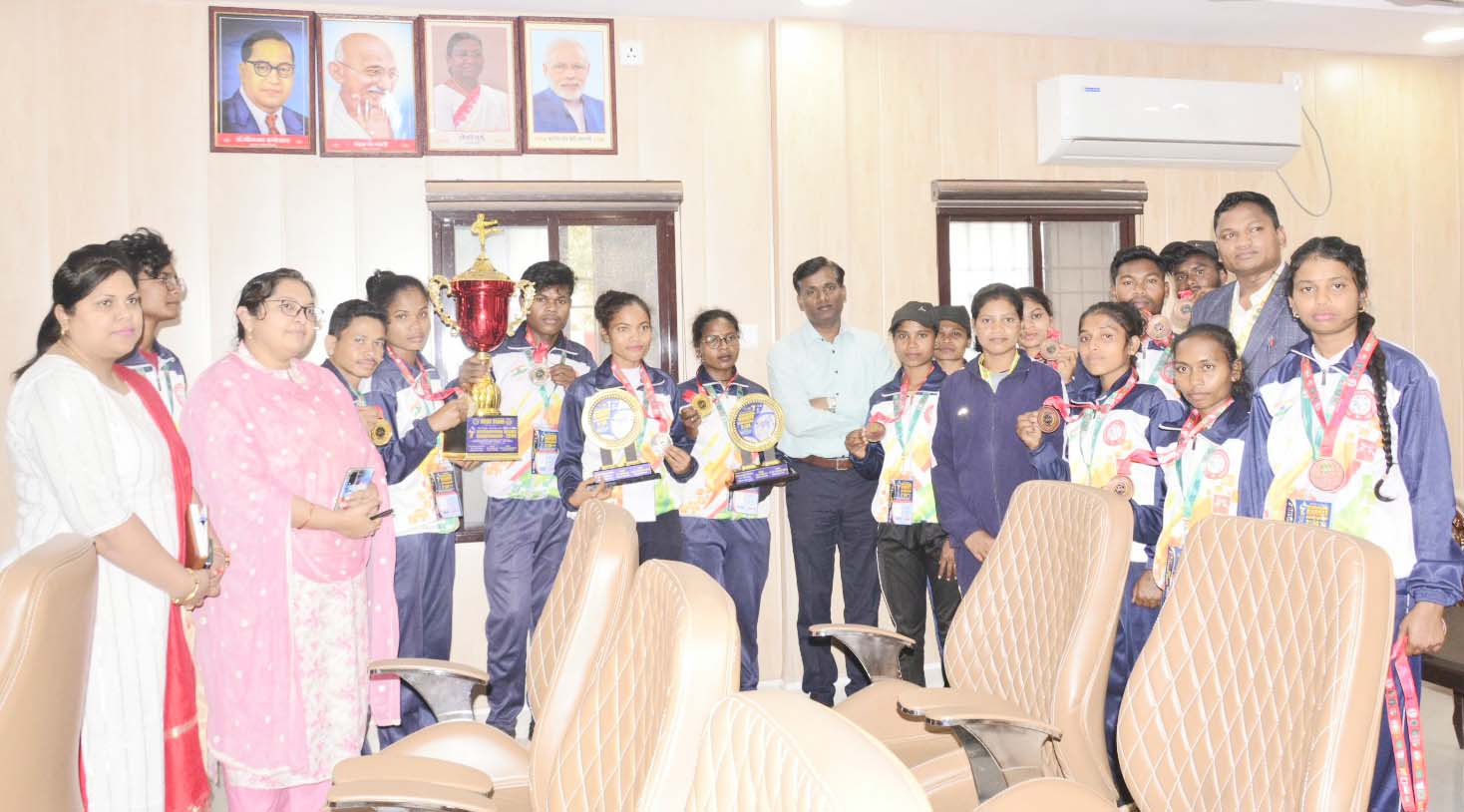 कलेक्टर ने खिलाडिय़ों को किया सम्मानित कलेक्टर ने खिलाडिय़ों को किया सम्मानित