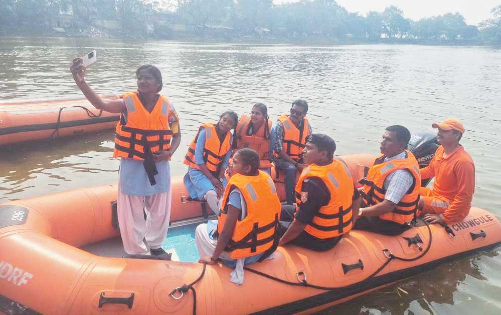 स्कूली बालिकाओं को आपदा सिखाने तालाब में मॉकड्रिल