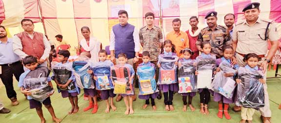 स्कूली बच्चों को पाठ्य साम्रगी वितरित स्कूली बच्चों को पाठ्य साम्रगी वितरित