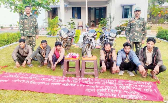 बैनर-पोस्टर समेत 6 नक्सली बंदी बैनर-पोस्टर समेत 6 नक्सली बंदी